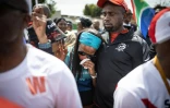 Un couple de coureurs venu honorer la mémoire d'Elizabeth Moselakgomo, lors de ses funérailles dans la province de Mpumalanga (Afrique du Sud), le 20 septembre 2026