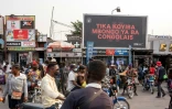 Des boutiques de cambistes sur un marché de Kinshasa, le 11 août 2021 en RDC