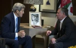 Le secrétaire d'Etat américain John Kerry (G) face au roi Abdallah II de Jordanie, le 24 octobre 2015 à Amman