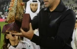 L'entraîneur espagnol du club qatari d'Al-Saad, Xavi, soulève le trophée de la Coupe du Qatar, après la victoire de son club, 4-0 en finale face à Al-Duhail, le 17 janvier 2020 au Jassim Bin Hamad Stadium à Doha