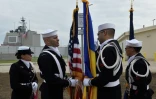 Des militaires américains tiennent les drapeaux américain et roumain lors de l'inauguration du système antimissile sur la base militaire de Deveselu, en Roumanie le 12 mai 2016