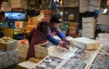 Un vendeur de poissons dispose son étal installé dans le marché aux poissons de Séoul, le 3 février 2016