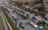 Vue aérienne d'agriculteurs polonais bloquant une autoroute dans la banlieue de Varsovie, le 20 mars 2024