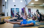 Des employés de la marque de vêtements Björn Borg, lors d'une classe de yoga, le 26 janvier 2018 à Stockholm