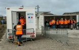 Des bénévoles de l'association La Vie Active distribuent des repas à des migrants à Calais, le 6 mars 2018