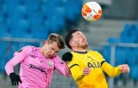 Le milieu de terrain danois de Tottenham, Pierre-Emile Hojbjerg (d), à la lutte avec l'attaquant allemand de Linz, Johannes Eggestein, lors de leur match de Ligue Europa, le 3 décembre 2020 à Linz