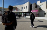 Des élèves arrivent au collège Arthur-Rimbaud, où une adolescente a été agressée mardi, le 4 avril 2024 au nord-ouest de Montpellier, dans les Bouches-du-Rhône
