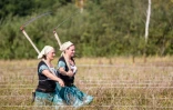 Des participantes hongroises au championnat du monde de fauchage à Trzcianna, dans le nord-est de la Pologne, le 10 septembre 2016