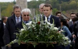 Emmanuel Macron et Robert Hebras (G), un survivant du massacre d'Oradour-sur-Glane, village martyr de la Deuxième Guerre mondiale, le 28 avril 2017