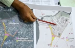 Un responsable présente le projet de reconstruction de Dharavi dans le cadre d'un projet de rénovation urbaine visant à réaménager le bidonville de Bombay, le 9 juillet 2025 en Inde