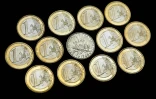 Une pièce d'un franc et des pièces d'un euro, le 31 décembre 2001 à Paris 