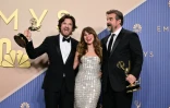 Les acteurs américains Jason Bateman, Linda Cardellini et David Harbour, lauréats de l'Emmy de la meilleure mini-série ou anthologie pour "DTF St. Louis", le 14 septembre 2026 à Los Angeles