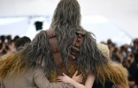 Chewbacca entouré de l'actrice britannique Emilia Clarke (g) et de l'acteur américain Alden Ehrenreich, à Cannes le 15 mai 2018