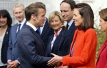 Le président Emmanuel Macron (g) serre la main de l'eurodéputée Renaissance Valérie Hayer (d) lors d'un déplacement à Château-Gontier, le 10 octobre 2022 en Mayenne