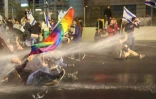 La police fait usage d'un canon à eau lors d'une manifestation d' Israéliens à Tel-Aviv contre le projet controversé de réforme de la justice, le 1er avril 2023