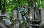 Témoin de la grandeur disparue de la communauté juive de Varsovie, le cimetière, établi en 1806, s'étend sur 33,5 hectares