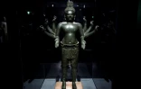 Un Bodhisattva Maitreya présenté dans le cadre de l'exposition "Bronzes royaux d'Angkor" au musée Guimet à Paris, le 28 avril 2025