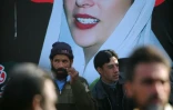 Des militants Parti populaire du Pakistan (PPP) devant un portrait de l'ex Première ministre pakistanaise Benazir Bhutto, à Rawalpindi le 27 décembre 2011