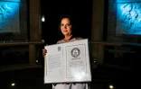 La chanteuse bulgare Smilyana Zaharieva présente son diplôme du Guiness des records de la voix mezzo-soprano la plus forte jamais mesurée, à Starosel, le 8 juillet 2019.