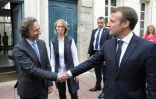Stephane Bern salue le président Emmanuel Macron, après la visite de la maison de l'écrivain Pierre Loti à Rochefort, le 14 juin 2018, en compagnie de la ministre de la Culture Françoise Nyssen