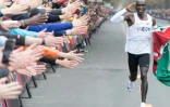 Le Kényan Eliud Kipchoge remercie les supporters après  être devenu le 1er homme à passer sous la barre des 2 heures au marathon, le 12 octobre 2019 à Vienne 