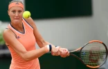 La Française Kristina Mladenovic bute sur l'Allemande Andrea Petkovic lors du premier tour de Roland-Garros le 28 mai 2018