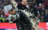L'entraîneur du Bayern Munich Julian Nagelsmann est arrosé de bière, après la victoire, 3-1 face au Borussia Dortmund, synonyme de 10e titre de champion consécutif, lors de la 31e journée de Bundesliga, le 23 avril 2022 à l'Allianz Arena