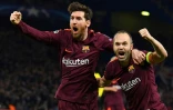 L'attaquant vedette du Barça Lionel Messi (g) exulte avec son coéquiper Iniesta après un but contre Chelsa en C1 à Stamford Bridge, le 20 février 2018    