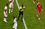 L'arbitre gambien Bakary Gassama interrompt le match Danemark-Pérou pour consulter la VAR sur une action litigieuse, le 16 juin 2018 à Saransk