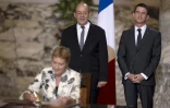 Le ministre de la Défense Jean-Yves Le Drian et le Premier ministre Manuel Valls lors de la signature par Nathalie Smirnov, du groupe français d'industries de défense "DCNS",  du contrat d'achat par l'Egypte  de deux Mistral le 10 octobre 2015 au Caire