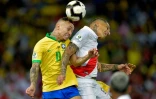 Le Brésilien Everton (g) à la lutte avec le Péruvie Paolo Guerrero en finale de la Copa América, le 7 juillet 2019 à Rio de Janeiro