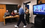 L'ancien footballeur américain O.J. Simpson (d), depuis sa prison de Lovelock, va s'exprimer par vidéoconférendce devant la commission de l'Etat du Nevada, le 20 juillet 2017
