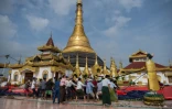 Des ouvriers déplacent une statue de Bouddha sur le site de la pagode birmane de Kyeik Than Lan?, endommagée par un glissement de terrain dû à des pluies torrentielles