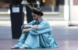 Une femme déguisée en statue de la liberté est assise à Times Square, New York, le 15 mai 2020