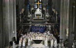 L'archevêque de Paris Laurent Ulrich consacre le nouvel autel principal lors d'une messe à la cathédrale Notre-Dame de Paris, à Paris le 8 décembre 2024