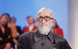 L'Abbé Pierre sur le plateau de l'émission télévisée "La Marche du siècle" le 19 décembre 1988 à Paris