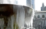 Une fontaine gelée, le 13 mars 2017 à New York