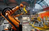 Un bras robotique lors d'une exposition sur l'industrie au Grand Palais à Paris, le 22 novembre 2018