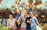 Deux jeunes filles passent devant une affiche vantant les exploits de l'équipe nationale de Croatie au Mondial, le 12 juillet 2018 à Zagreb