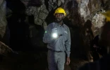 Le guide Trevor Buthelezi accompagne les visiteurs dans les grottes de  Sterkfontein, surnommées le "berceau de l'humanité" et inscrites au patrimoine mondial de l'Unesco, le 15 avril 2025 à Krugersdorp, près de Johannesburg, en Afrique du Sud