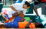 Gaël Monfils pris en charge par un kiné lors d'un match du Masters 1000 de Miami, le 31 mars 2015 