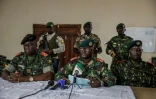 Le général Denis N'Canha (c), chef de la maison militaire de la présidence, lors d'une conférence de presse au siège de l'état-major, le 26 novembre 2025 en Guinée-Bissau