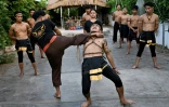 Des pratiquants du yutkromkhorm s'entrainent Ă Krong Areyksat, au Cambodge, le 25 mai 2024