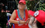 Une supportrice de Donald Trump attend près du Amway Center l'arrivée du président américain, le 17 juin 2019 à Orlando, en Floride