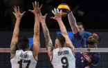 Le Français Earvin Ngapeth tente un smash face aux défenseurs italiens Simone Anzani et Ivan Zaytsev, lors du quart de finale de l'Euro de volley, le 24 septembre 2019 à Nantes
