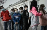 Des enfants attendent d'être testés pour le Covid-19 dans une école d'Eysines, près de Bordeaux (France), le 25 février 2021.