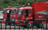 Des véhicules de secours stationnés devant l'entrée de la mine de charbon de Liushenyu, où un coup de grisou dévastateur a fait au moins 82 morts, le 24 mai 2026 dans le district administratif de Qinyuan, dans la province chinoise septentrionale du Shanxi