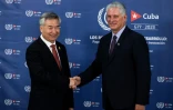 Le président cubain Miguel Diaz Canel (d) salue Li Xi, membre du comité permanent du Bureau politique du Parti communiste chinois, à son arrivée au Centre des congrès de La Havane, le 15 septembre 2023