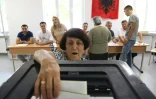 Une femme vote lors des législatives, le 25 juin 2017 à Tirana, en Albanie