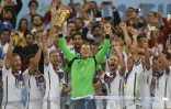 Le gardien de l'équipe d'Allemagne Manuel Neuer brandit le trophée de la Coupe du monde, le 13 juillet 2014 à Rio